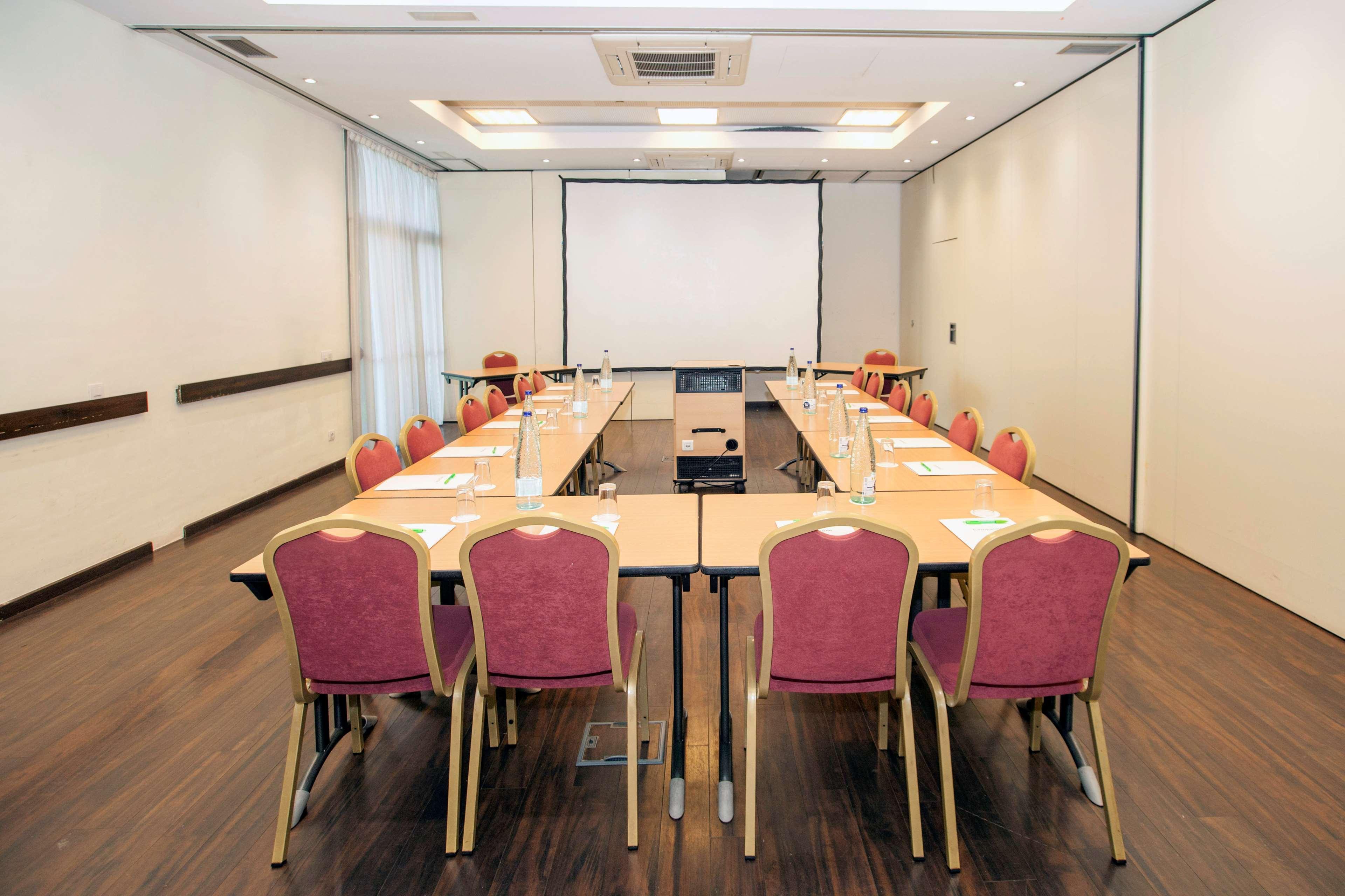 Travelodge Bcn Cornella Fira Cornellà de Llobregat Exteriör bild