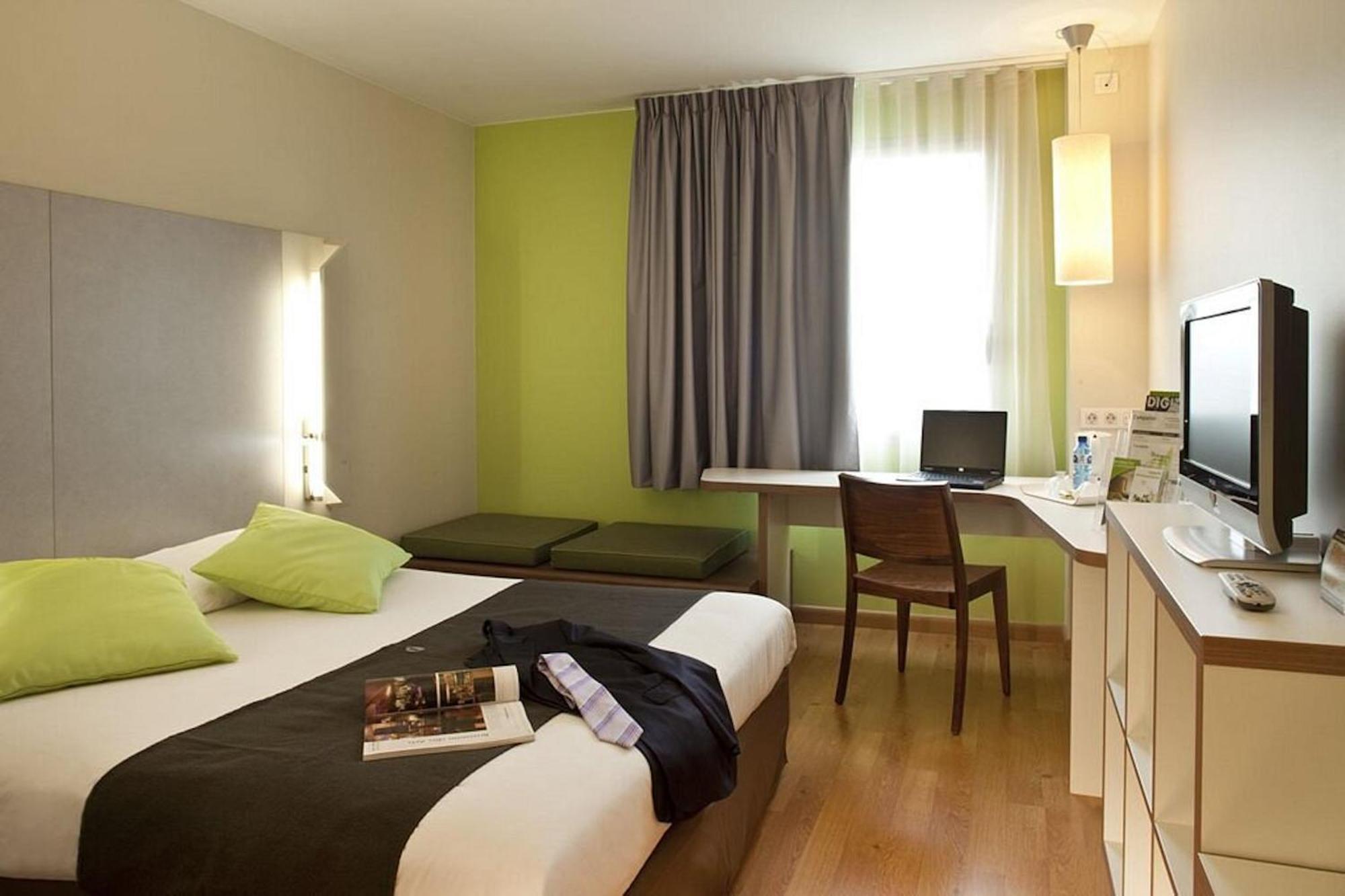 Travelodge Bcn Cornella Fira Cornellà de Llobregat Exteriör bild
