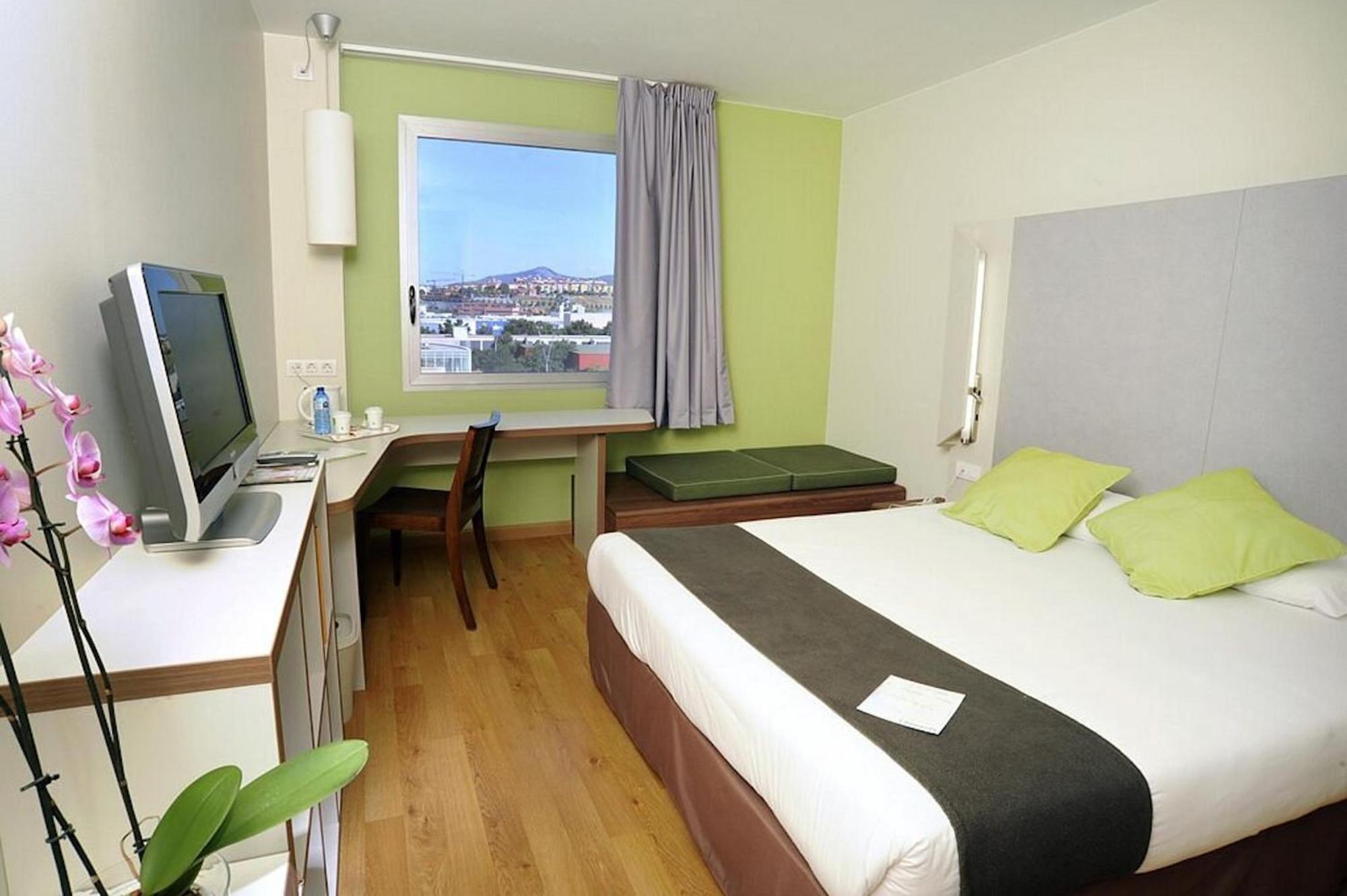 Travelodge Bcn Cornella Fira Cornellà de Llobregat Exteriör bild